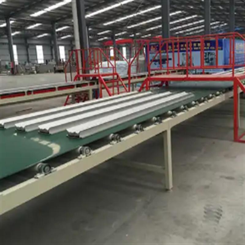 Machine de fabrication de corniche en gypse